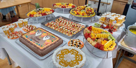 ハロウィンの飾り付けがされた食卓