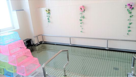 清潔な浴槽の室内