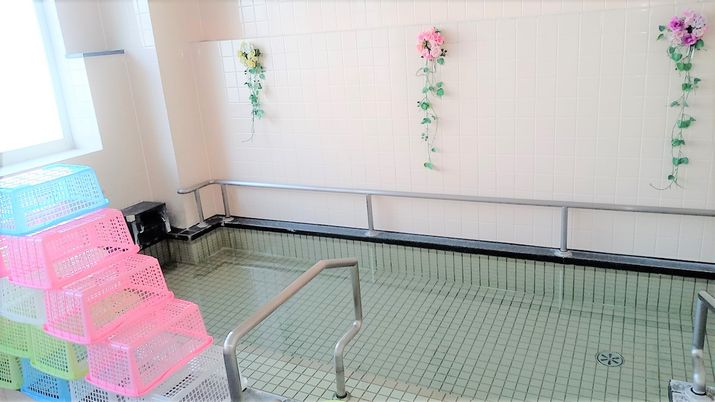 清潔な浴槽の室内