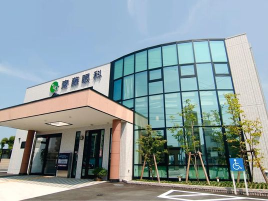 明るい外観の建物前  
