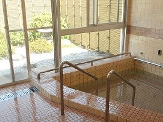 明るい浴室の手すり  