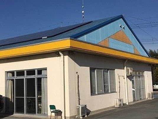 明るい外観の建物  