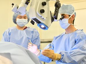 手術室での医療スタッフ  
