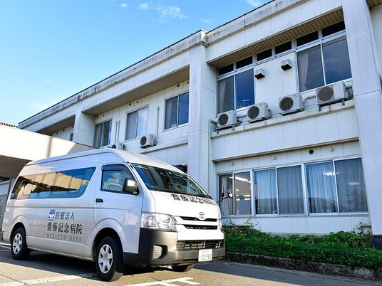 送迎車と建物外観  