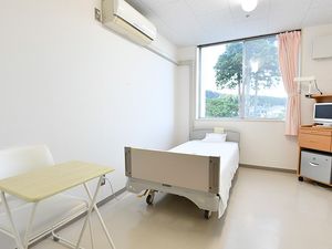 明るい個室の居室  
