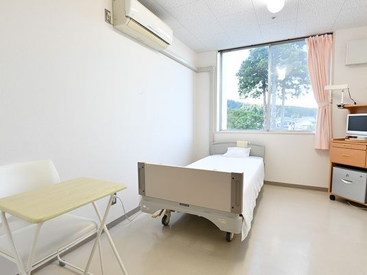 明るい個室の居室  