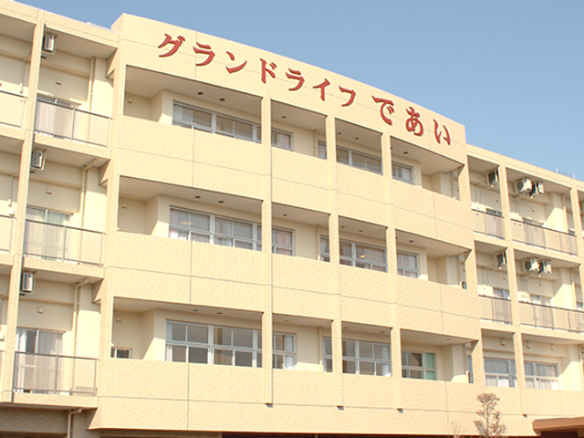 施設外観 外観   ベージュの外壁が印象的な、明るい雰囲気の建物です。各階に並ぶ窓が多く、日差しを感じやすい造りです。
