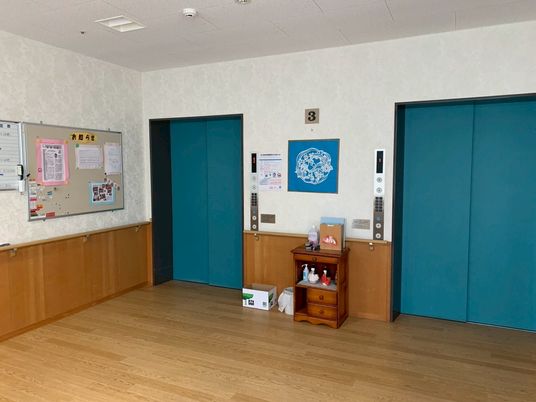 青いドアのエレベーター