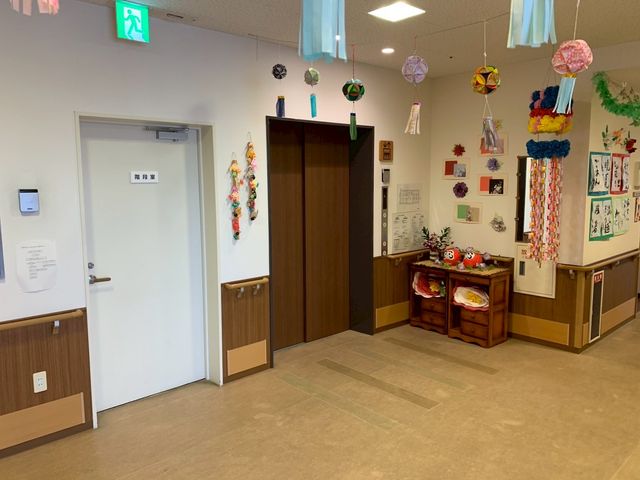 装飾された廊下 廊下 季節の装飾が施された明るい廊下です。温かい雰囲気が漂い、誰もが心地よく過ごせます。