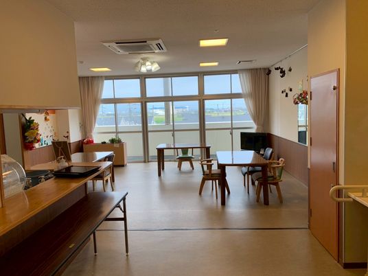 窓が多い明るいリビング