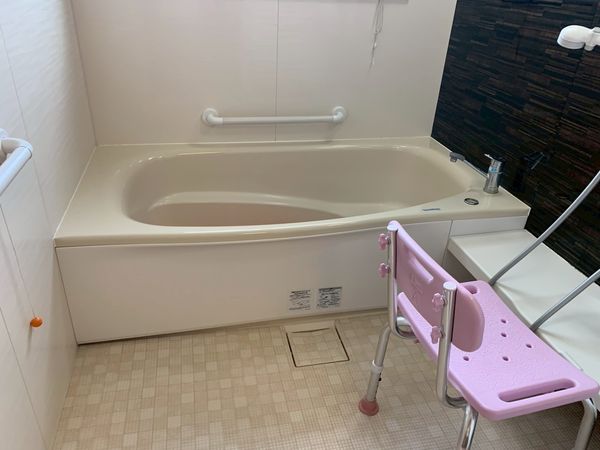 ピンクの椅子がある浴槽
