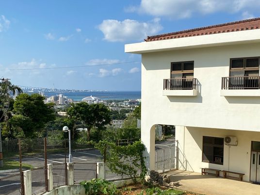 海を望む建物外観  