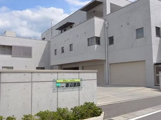 施設外観の正面入口  