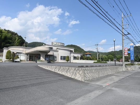 明るい外観の建物  