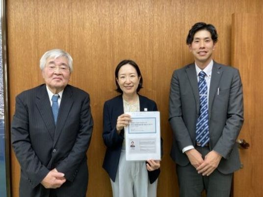 スタッフ3人が並ぶ廊下  