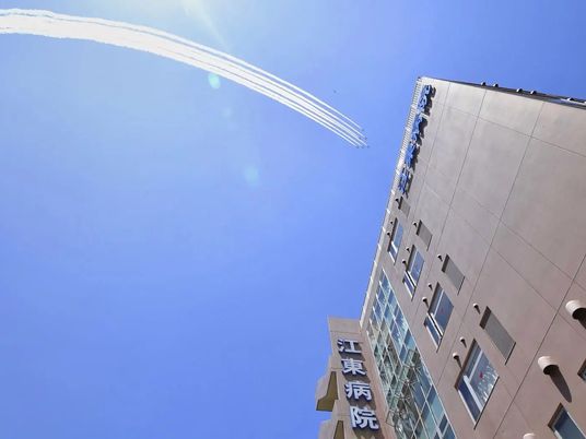 病院外観と青空  