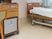居室のベッドと収納棚  