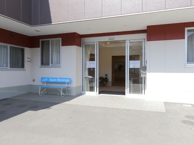 清潔感のあるエントランス 玄関先 広々とした敷地に立つエントランスは、来訪者を優しく迎え入れる設計となっており、職員のみならず、皆様の快適な出入りをサポートします。