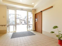 明るいエントランスの様子