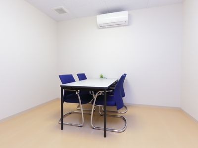 シンプルな会議テーブルセット