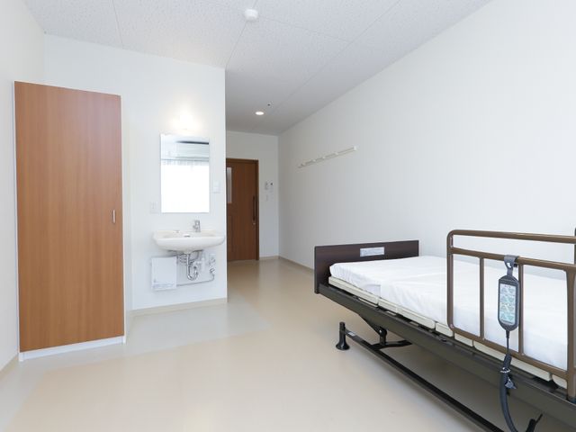 清潔な個室の居室 居室居室2 広々とした居室は清潔感があり、ゆったりとした生活空間を提供しています。利用者の安全を考えたベッドや設備が整っております。