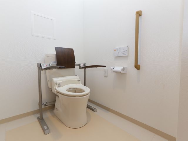 バリアフリートイレ設備 居室トイレ 使いやすいバリアフリー設計のトイレです。安全を考慮した手すりが設置されており、快適な使い心地を支えています。