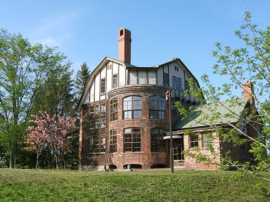 緑に囲まれた建物外観  