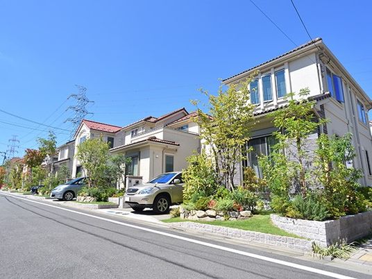 住宅街の建物外観  
