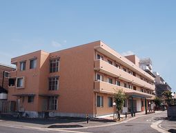 茶色の建物の外観