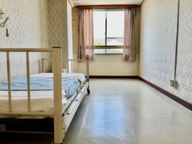 窓のある居室 居室 窓から自然光が入る、すっきりとした居室です。ベッド横にゆとりがあり、動きやすさが感じられます。