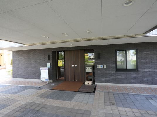 施設の広々としたエントランス