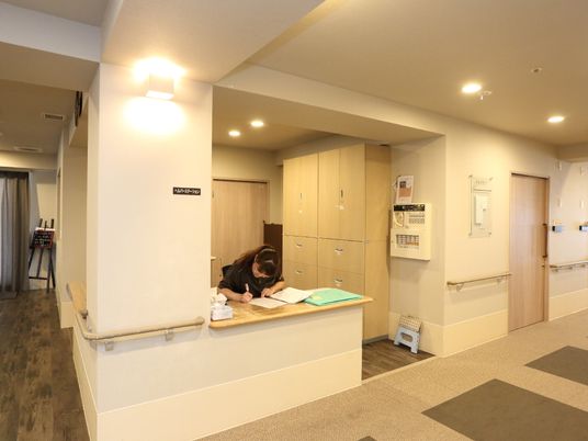 フロントで作業するスタッフ