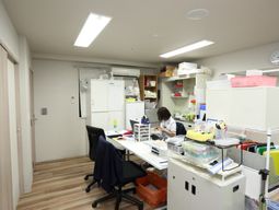 スタッフが仕事をする事務室