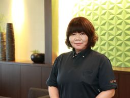 スタッフ立つ応接エリア