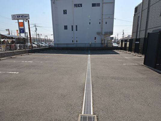 広い駐車場の外観  