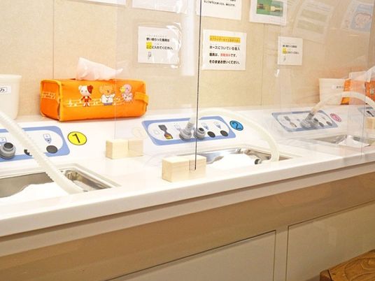 手洗い場の洗面台  