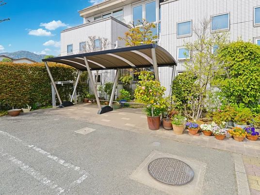 花壇のある外観  