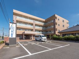 広々とした建物と駐車場