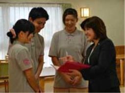 スタッフと会話する人々