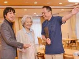 笑顔の人々と明るい部屋