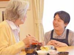 食事を共にする笑顔の人々