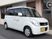 送迎車が停まる外観  
