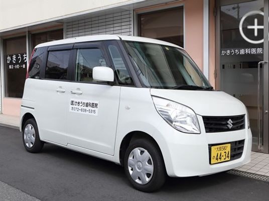 送迎車が停まる外観  