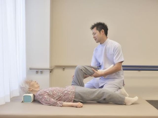 介護士と利用者のリハビリ風景