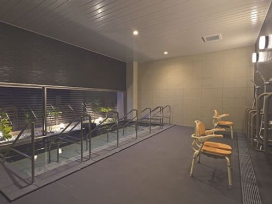 広々としたモダン浴室