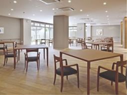 広々明るい食堂空間