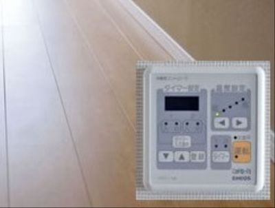 壁掛け式のエアコンコントローラー