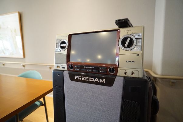 カラオケ機器とテーブル