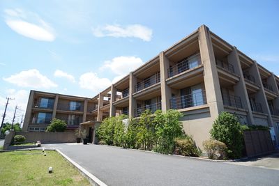 広々とした建物の外観