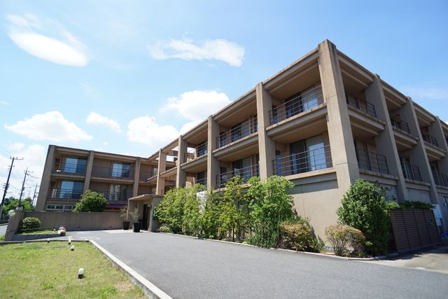 広々とした建物の外観